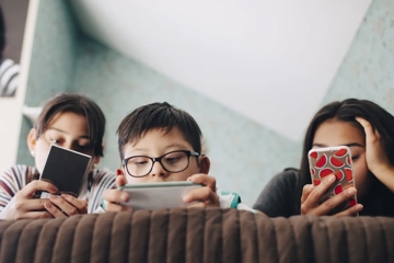 Como o excesso de telas impacta a aprendizagem de jovens no Brasil