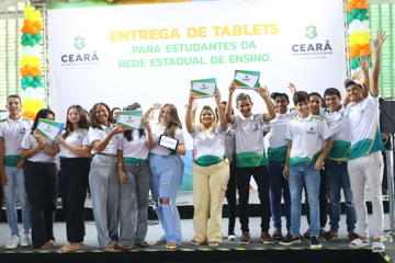 Inclusão digital: Governo do Ceará entrega tablets a estudantes da rede estadual em Arneiroz